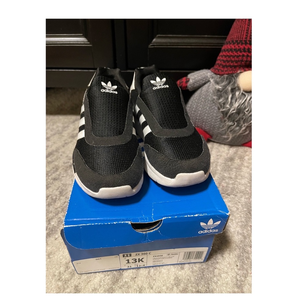 ❌ CLEARANCE ❌ Adidas Black No laces sneakers